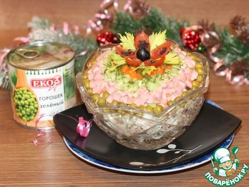 Салат с колбасой, овощами и яблоком