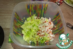 Закуска из крабовых палочек и кальмаров в тортилье