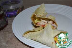 Закуска из крабовых палочек и кальмаров в тортилье