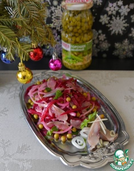 Салат из сельди, маринованной свеклы и горошка