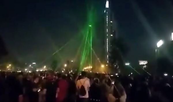 В Чили протестующие вывели из строя полицейский дрон с помощью сотен лазерных указок