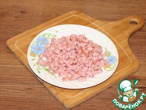 Салат с колбасой, овощами и яблоком