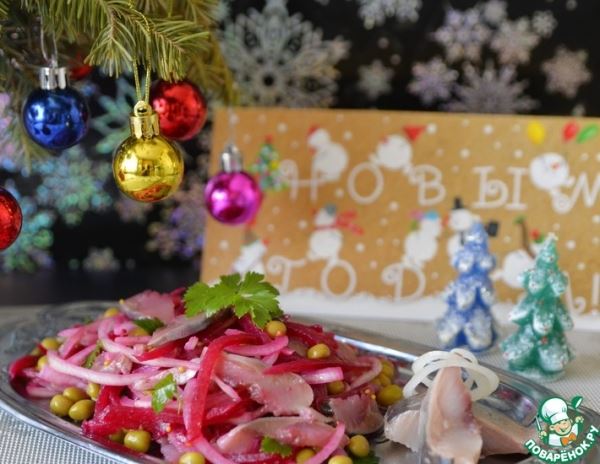 Салат из сельди, маринованной свеклы и горошка
