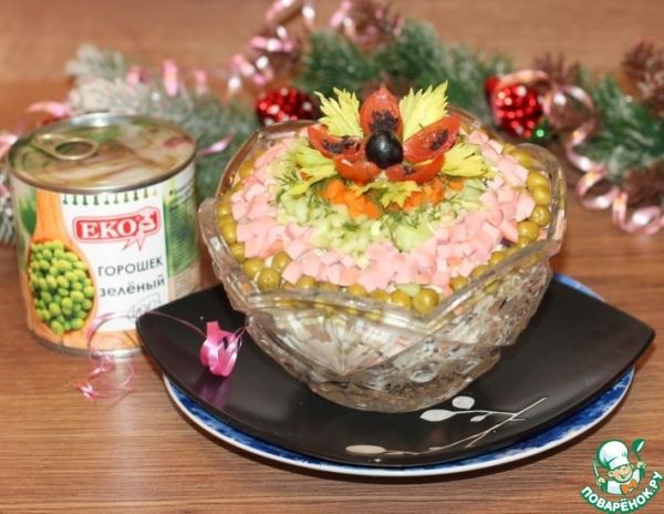 Салат с колбасой, овощами и яблоком