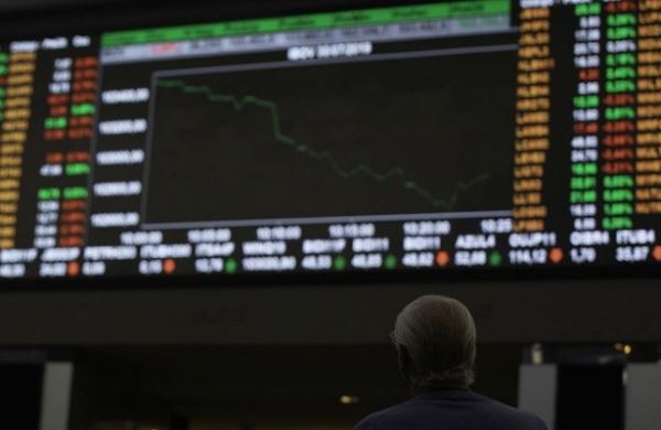 Нефть WTI подорожала в США до $65 после сообщений о нанесении Ираном ударов