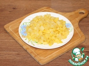 Салат с колбасой, овощами и яблоком