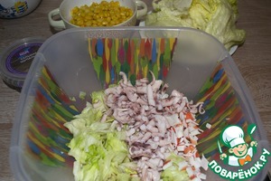 Закуска из крабовых палочек и кальмаров в тортилье