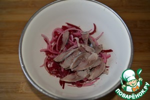 Салат из сельди, маринованной свеклы и горошка