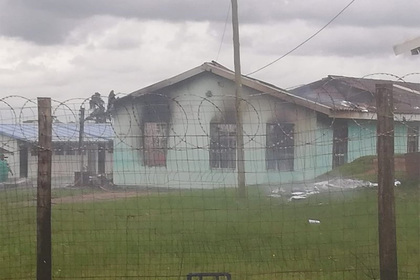 
Ученики получили плохие оценки и сожгли школу
