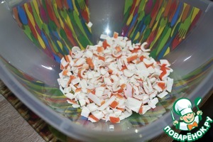 Закуска из крабовых палочек и кальмаров в тортилье