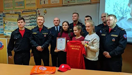 В Петербурге наградили школьницу, спасшую провалившихся под лед детей
              