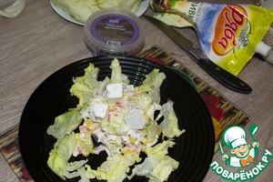 Закуска из крабовых палочек и кальмаров в тортилье