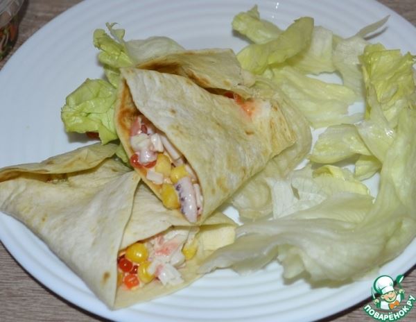 Закуска из крабовых палочек и кальмаров в тортилье