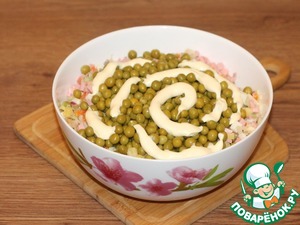 Салат с колбасой, овощами и яблоком