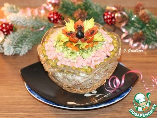 Салат с колбасой, овощами и яблоком