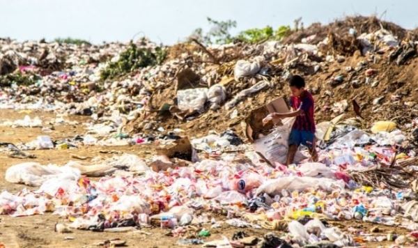 Сингапурские ученые нашли простой и дешевый способ разлагать пластик с помощью Солнца