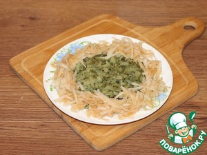 Салат с колбасой, овощами и яблоком