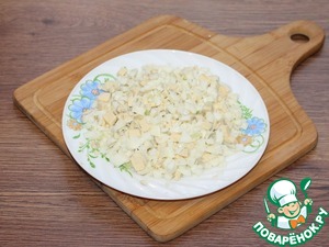 Салат с колбасой, овощами и яблоком