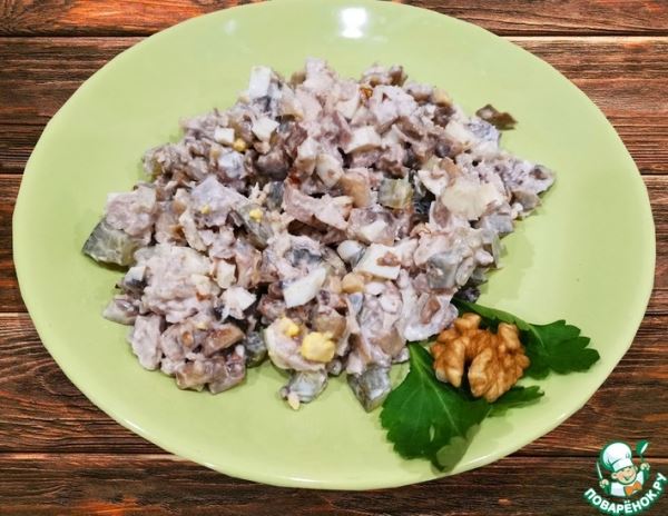 Салат из куриной грудки с грецкими орехами