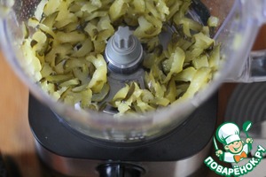 Фасолевый салат с солёным огурцом