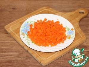 Салат с колбасой, овощами и яблоком