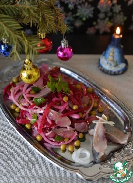 Салат из сельди, маринованной свеклы и горошка