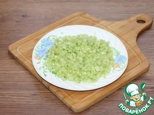 Салат с колбасой, овощами и яблоком