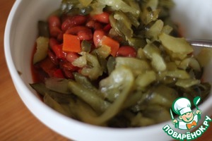 Фасолевый салат с солёным огурцом